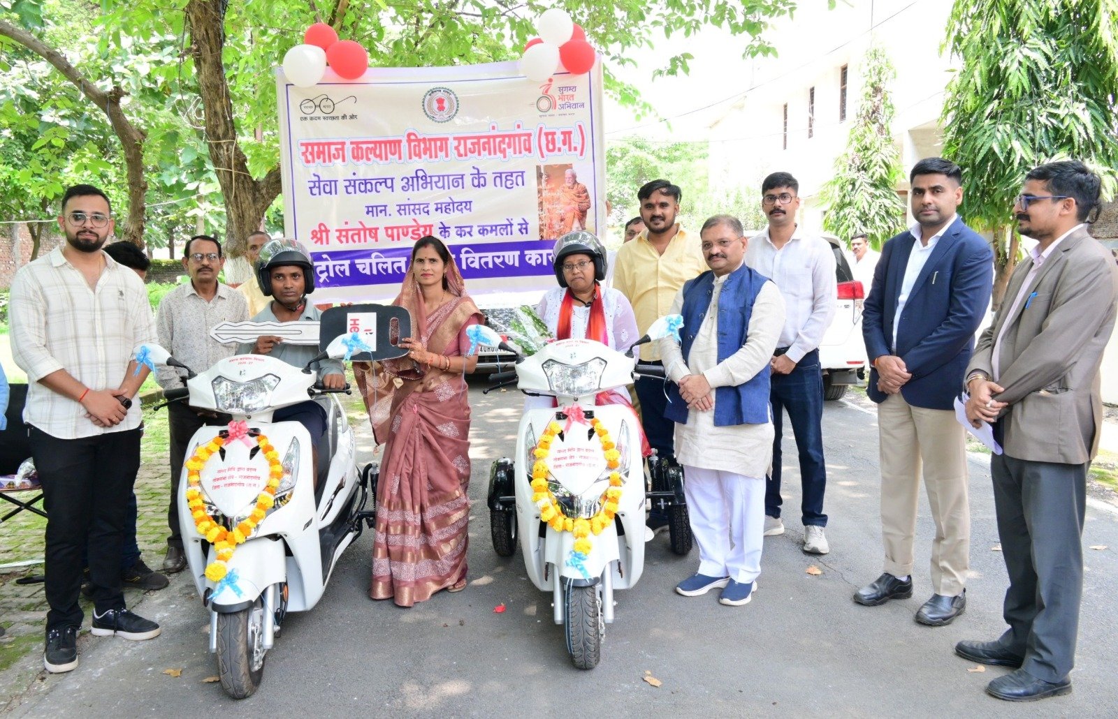 सांसद संतोष पाण्डेय ने दिव्यांगजनों को पेट्रोल चलित स्कूटी प्रदान की