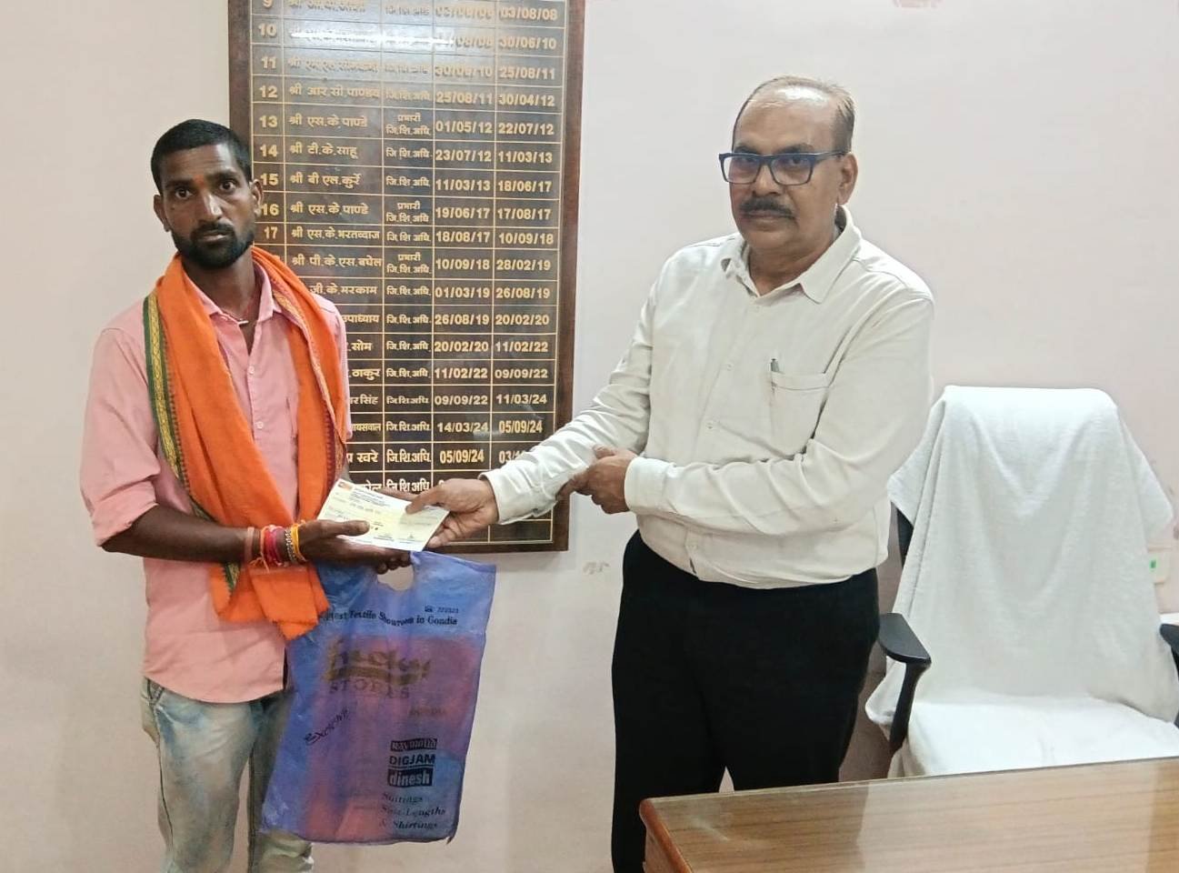 छात्र दुर्घटना बीमा योजना अंतर्गत 3 विद्यार्थियों की दुर्घटना में मृत्यु होने पर पालकों को एक-एक लाख रूपए की दी गई आर्थिक सहायता