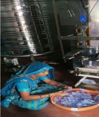 सेवा संकल्प’ से सशक्त हुई ग्रामीण महिलाएं, गौरी समूह ने पानी पाउच निर्माण से गढ़ी आत्मनिर्भरता की नई गाथा