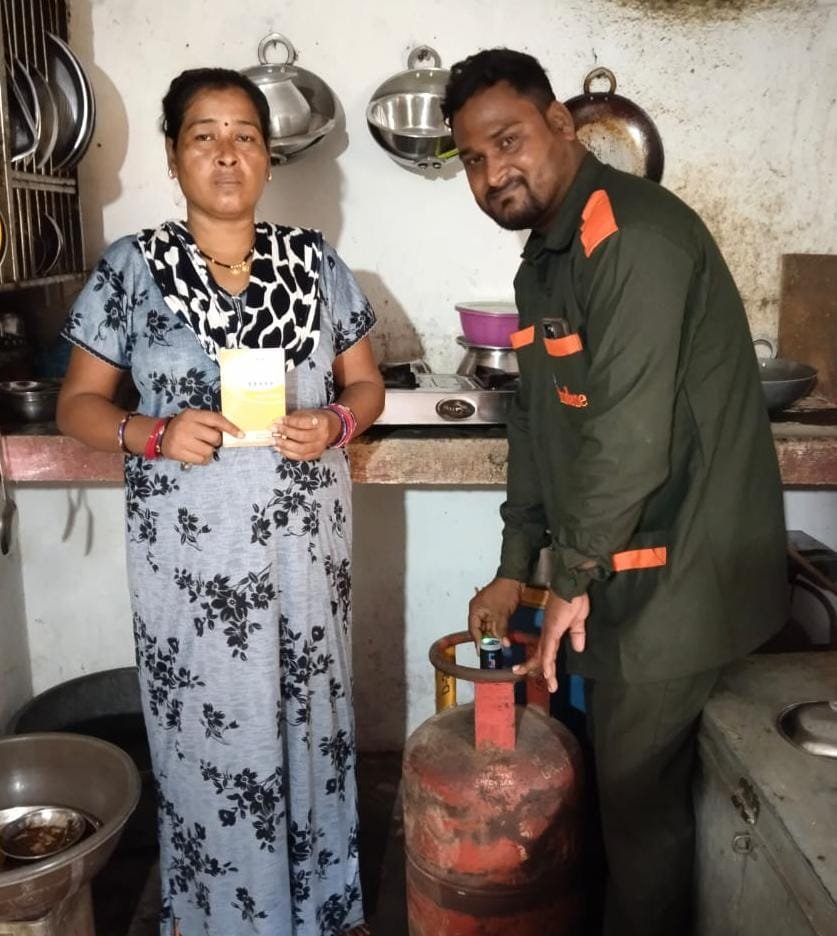 धुएं के चुभते अंधेरे से स्वाभिमान की रोशनी तक, शारदा बाई के जीवन को रोशन कर रही उज्ज्वला योजना