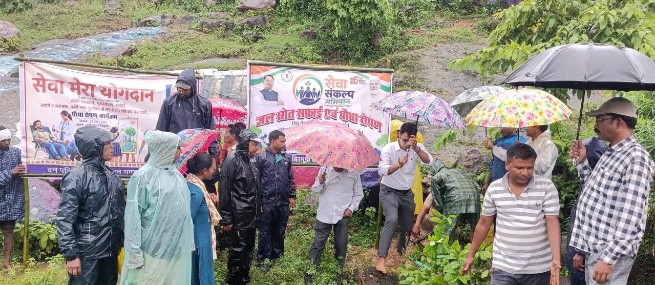 जलस्रोतों की सफाई कर दिया स्वच्छता एवं संरक्षण का संदेश