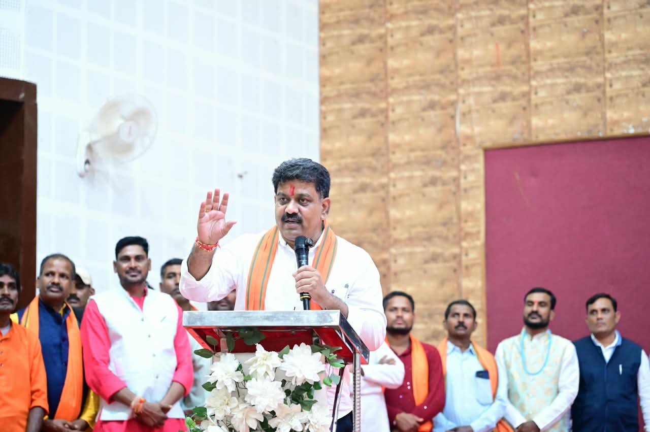 छत्तीसगढ़ प्रदेश लोक कलाकार कल्याण संघ के शपथ ग्रहण समारोह में उप मुख्यमंत्री विजय शर्मा हुए शामिल