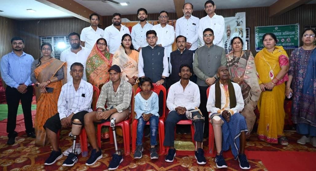 बलौदाबाजार में राजस्व मंत्री टंक राम वर्मा ने दिव्यांगजनों को बांटे सहायक उपकरण