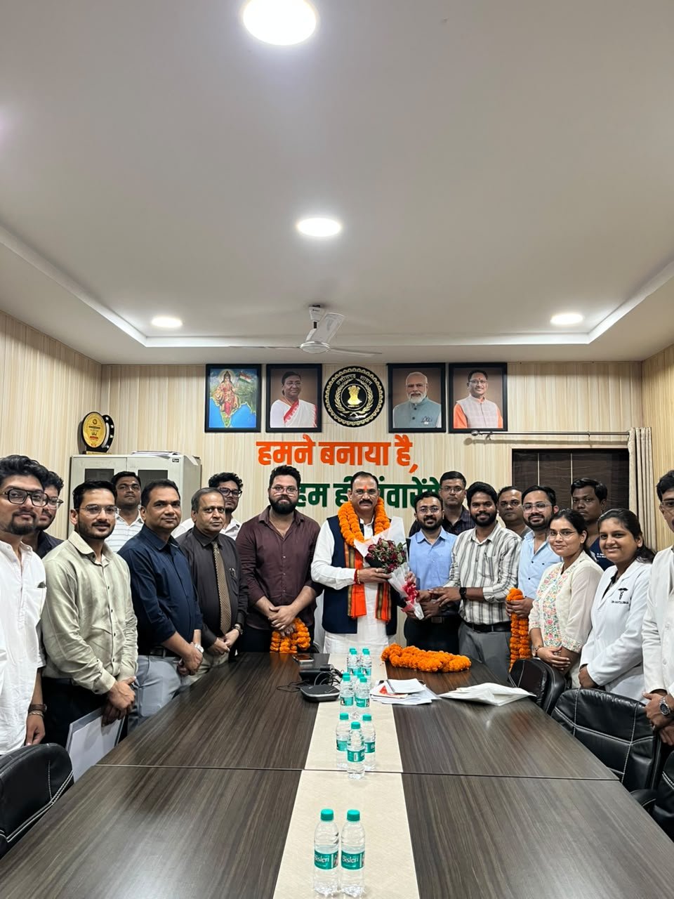 जूनियर डाक्टर्स के वेतन और अनुबंध राशि कम करने की मांग पर हुई चर्चा, मंत्री श्याम बिहारी जायसवाल के चर्चा कर संतुष्ट दिखे चिकित्सक