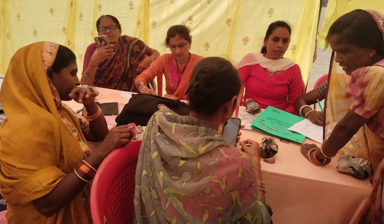 श्रमिकों को दी गई श्रम विभाग की विभिन्न योजनाओं की जानकारी