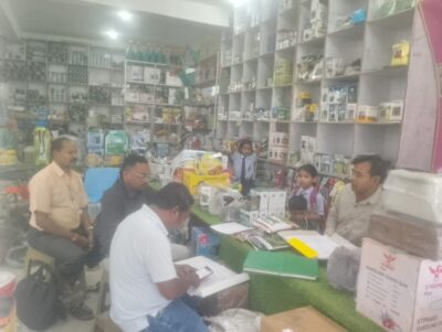 मनोरा में कृषि विभाग की बड़ी कार्रवाई, दो कीटनाशक विक्रेताओं पर लगा बिक्री प्रतिबंध