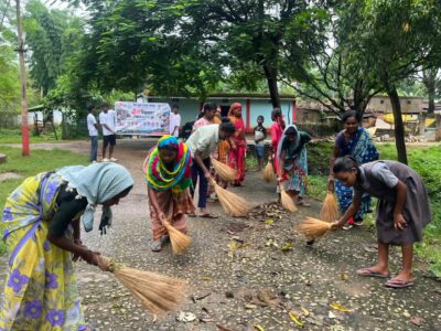 सेवा संकल्प अभियान के तहत जशपुर जिले में माई भारत स्वयंसेवकों ने चलाया स्वच्छता एवं पौधरोपण अभियान