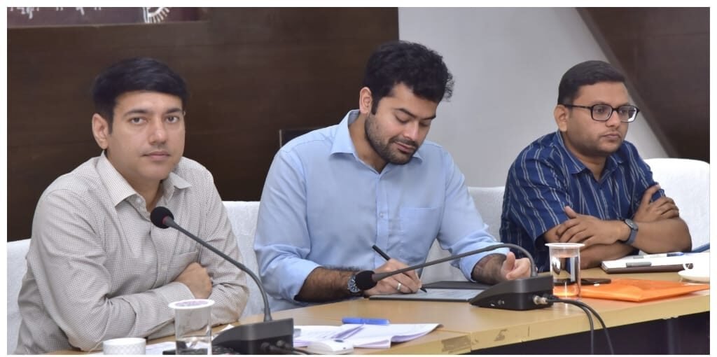 कलेक्टर  आकाश छिकारा की अध्यक्षता में समय सीमा बैठक आयोजित