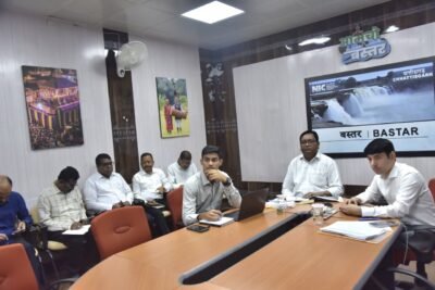 मुख्य सचिव छत्तीसगढ़ शासन  विकास शील ने सोमवार को वीडियो कॉन्फ्रेंसिंग के जरिए कमिश्नर और कलेक्टर्स की बैठक ली