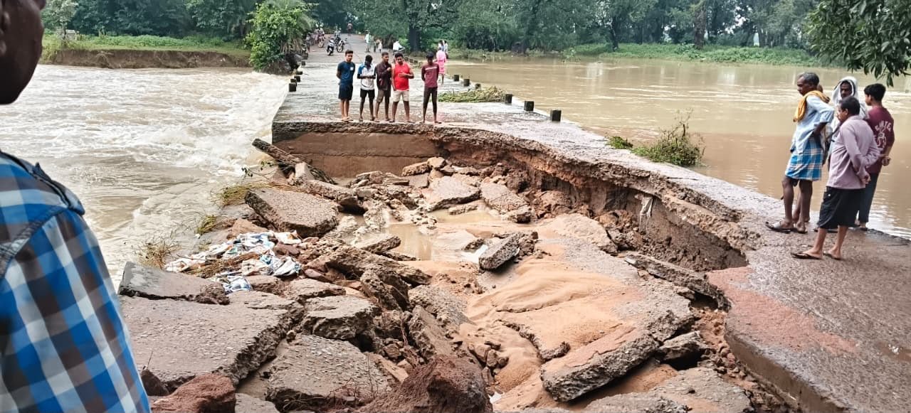 बाढ़ प्रभावित परिवारों की सुरक्षा और सड़कों की बहाली के लिए प्रशासन मुस्तैद