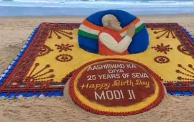 ‘आशीर्वाद का दीया, 25 साल सेवा’; मोदी के जन्मदिन पर सुदर्शन पटनायक की सैंड आर्ट वायरल