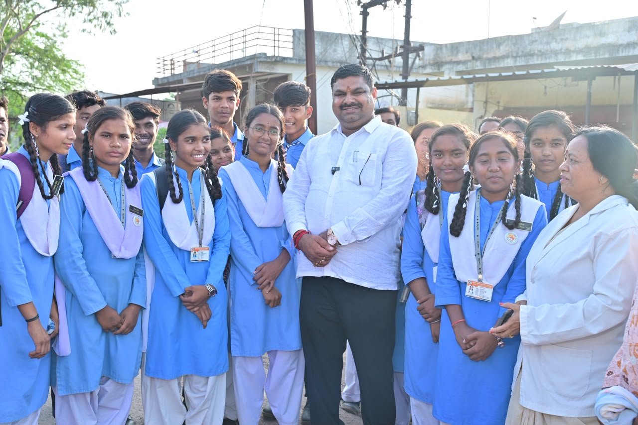 शिक्षा मंत्री गजेन्द्र यादव स्कूल से घर लौट रहे स्कूली बच्चों के बीच पहुंचकर सहज संवाद में जानी पढ़ाई और स्कूल की जरूरतें