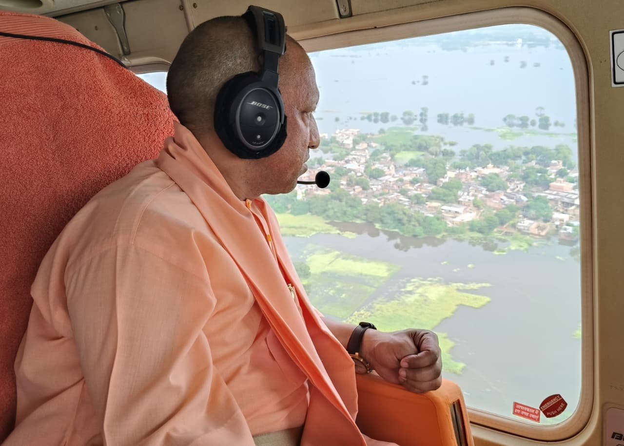 मुख्यमंत्री योगी आदित्यनाथ  ने आज लखनऊ के बक्शी का तालाब ग्राम हरदा में बाढ़ प्रभावित परिवारों से मुलाकात कर राहत सामग्री वितरित किया