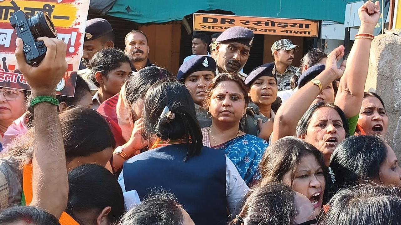 भाजपा महिला मोर्चा का राजधानी में जोरदार प्रदर्शन, कांग्रेस सांसद डॉ. बिमोल अकोइजम पर यौन दुर्व्यवहार के आरोपों को लेकर राजीव भवन का किया घेराव