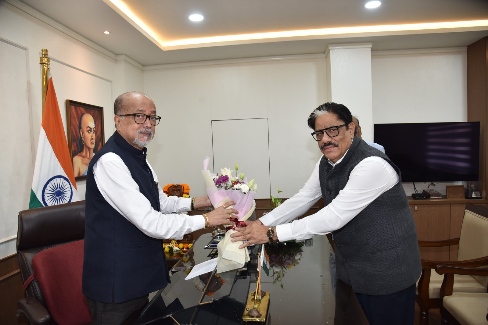 राज्यपाल रमेन डेका से राज्य नीति आयोग के उपाध्यक्ष गणेश शंकर मिश्रा ने की सौजन्य भेंट
