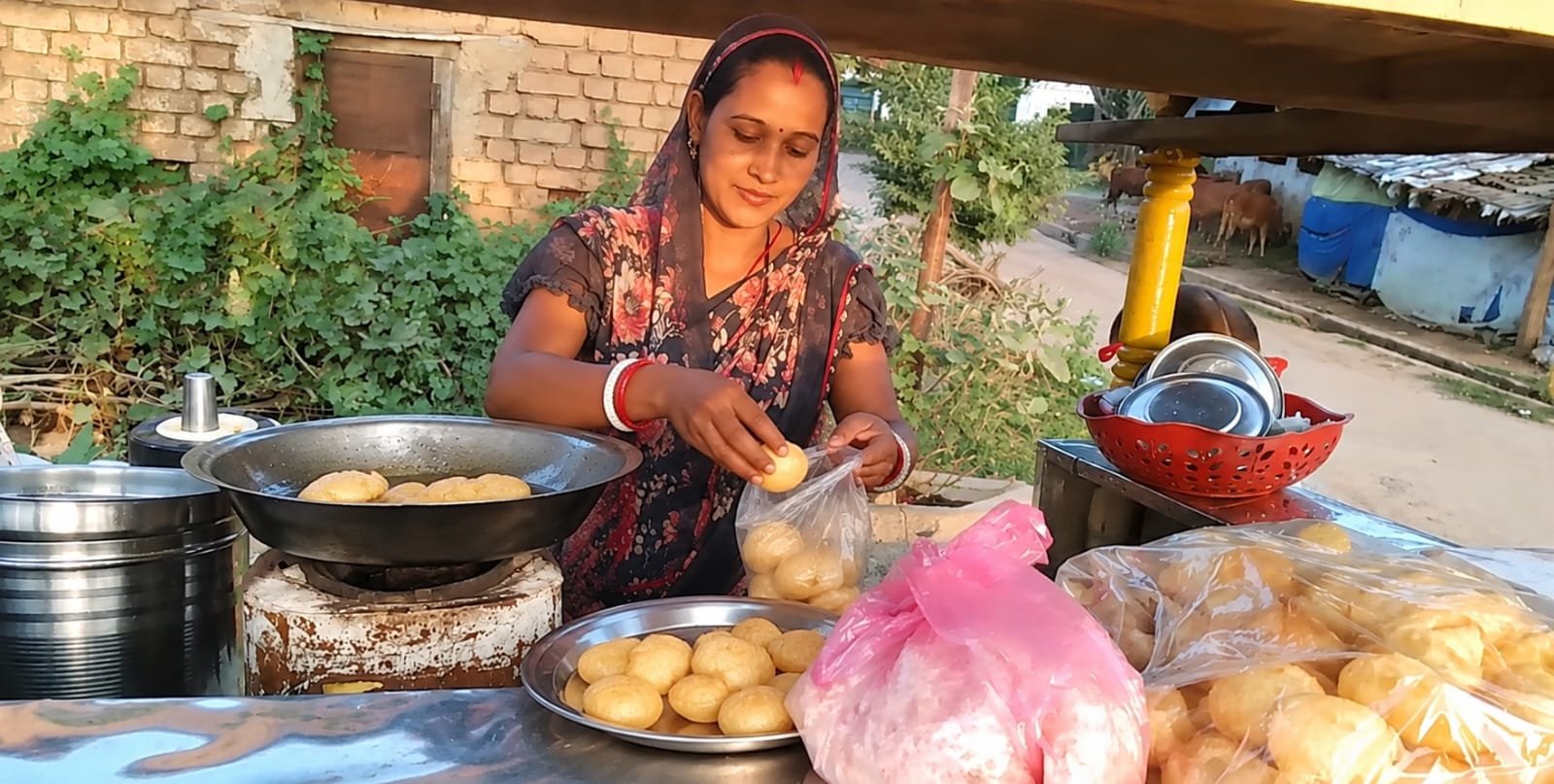 महतारी वंदन योजना की राशि से आशा विश्वकर्मा ने शुरू किया गुपचुप का व्यवसाय