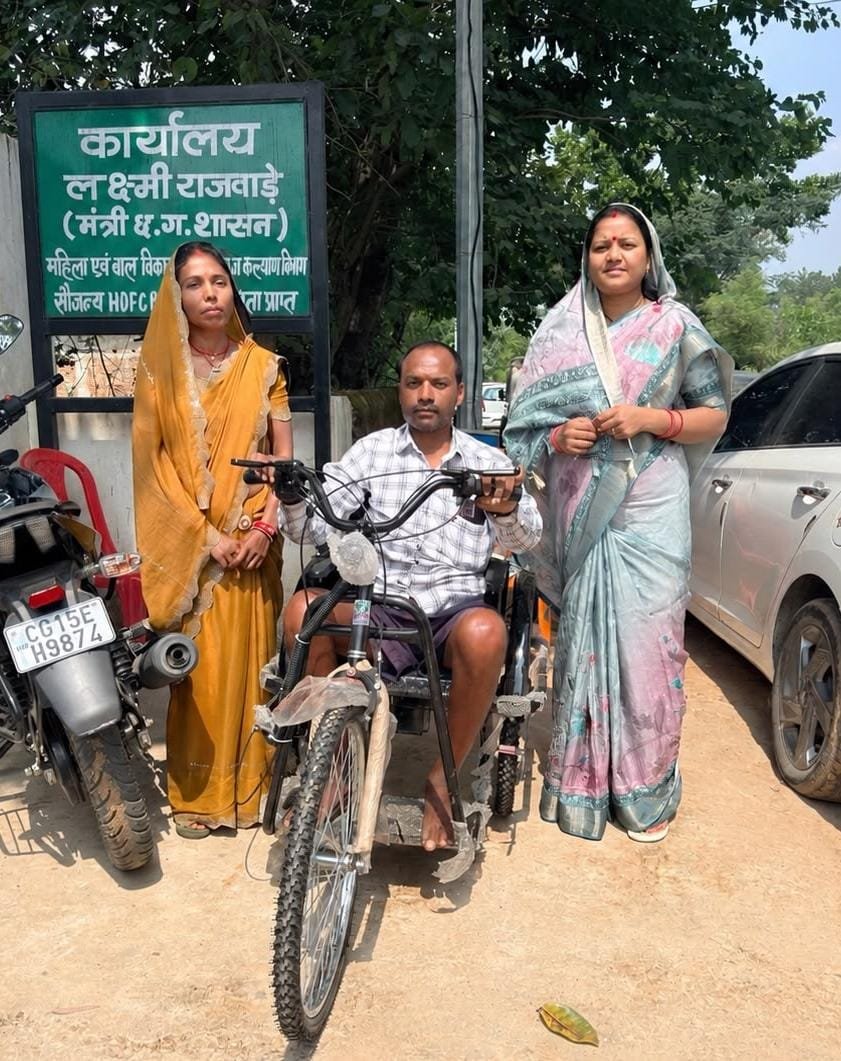 सेवा संकल्प अभियान के तहत दिव्यांग धनेश्वर साहू को मिली ट्राइसाइकिल