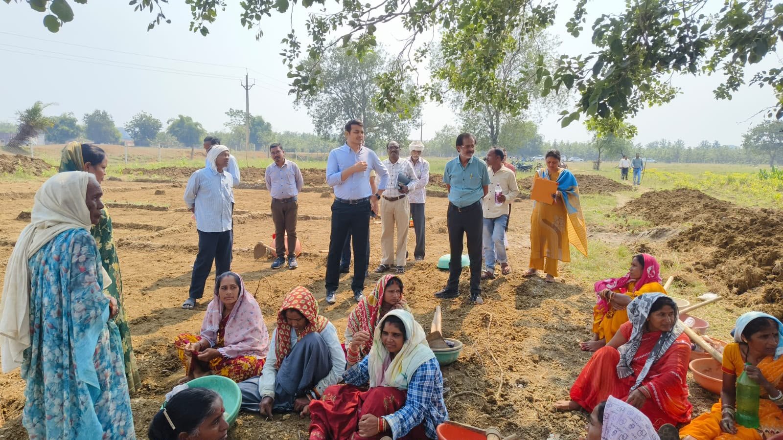 मखाना उत्पादन को बढ़ावा देने निर्माणाधीन डबरियों का सीईओ जिला पंचायत ने किया निरीक्षण