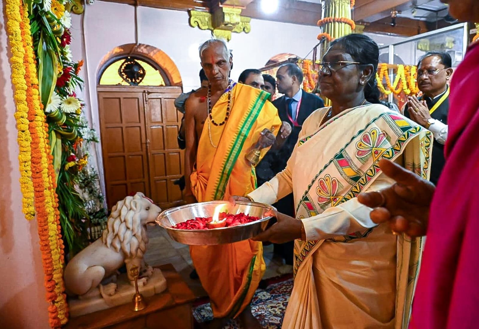 राष्ट्रपति  द्रौपदी मुर्मु ने माँ दंतेश्वरी की पूजा-अर्चना कर देशवासियों की सुख-समृद्धि और खुशहाली की कामना की
