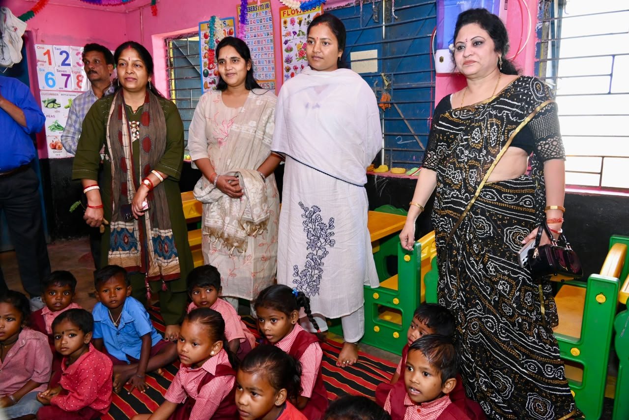 मंत्री लक्ष्मी राजवाड़े ने किया आंगनबाड़ी केंद्र का औचक निरीक्षण बच्चों से आत्मीय संवाद कर पोषण, स्वास्थ्य और देखभाल की व्यवस्थाओं का लिया जायजा