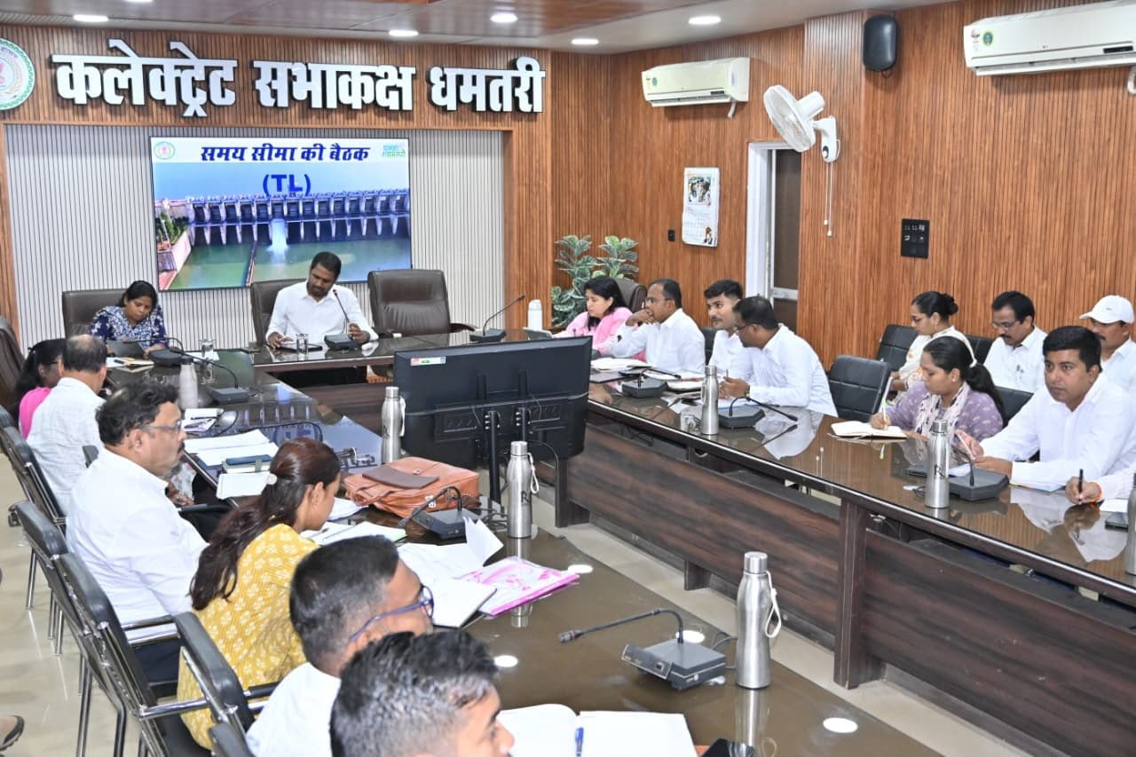 धान खरीदी की तैयारियां समय पर पूर्ण करें, किसानों को न हो किसी प्रकार की असुविधा : कलेक्टर अबिनाश मिश्रा
