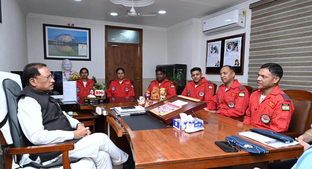 मुख्यमंत्री  विष्णु देव साय से भारतीय वायु सेना की सारंग हेलीकॉप्टर डिस्प्ले टीम ने की सौजन्य मुलाकात
