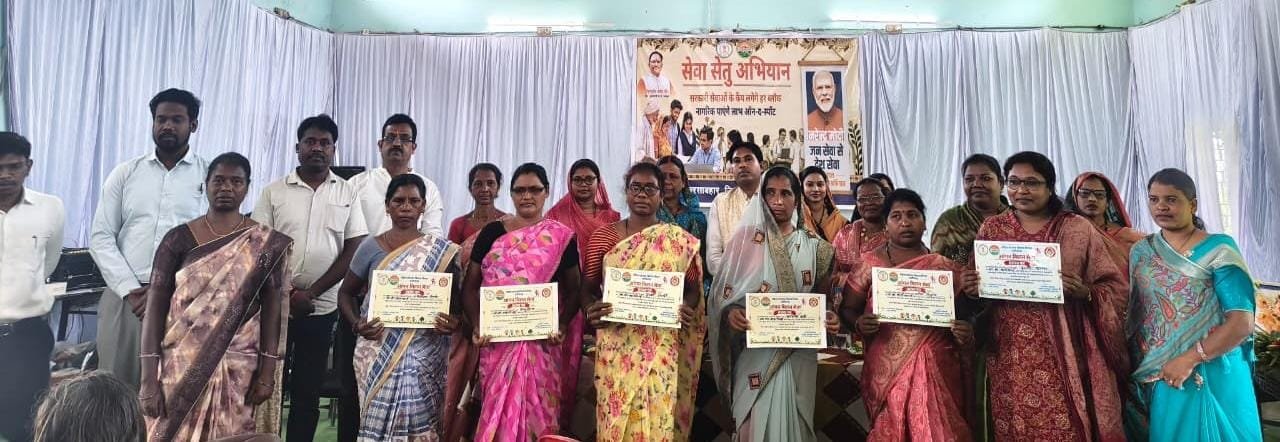सेवा सेतु शिविर में ग्रामीणों को दी गई छत्तीसगढ़ शासन की योजनाओं की जानकारी,