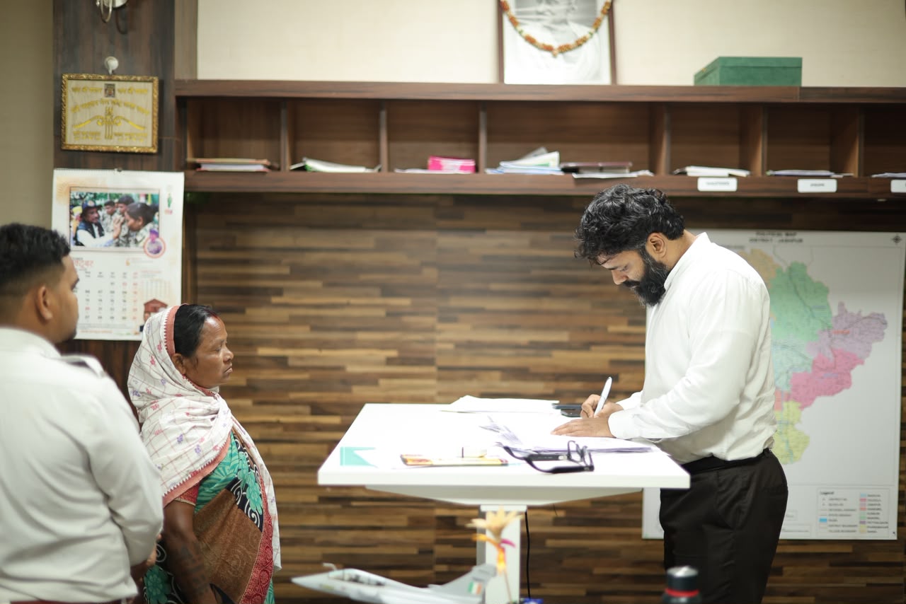 कलेक्टर  रोहित व्यास ने जनदर्शन में सुनी आमजन की समस्याएं