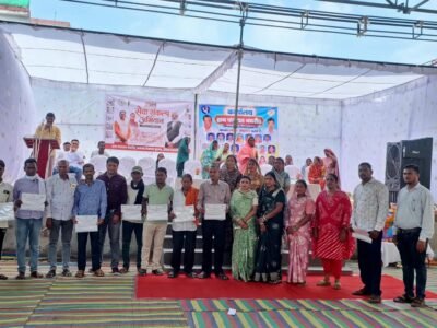 सेवा संकल्प शिविर में किसानों को योजनाओं के प्रमाण पत्र वितरित
