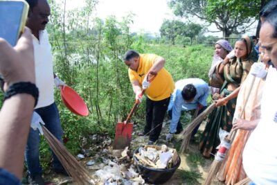   आकांक्षी विकासखंड में स्वच्छता ही सेवा कार्यक्रम, ग्राम तराजू में कैबिनेट मंत्री श्री राजेश अग्रवाल ने किया श्रमदान