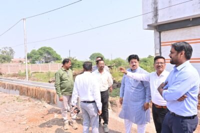 महापौर रामू रोहरा एवं कलेक्टर अबिनाश मिश्रा सिहावा चौक से कोलियारी सड़क निर्माण कार्य का लिया जायजा