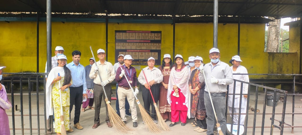 (अम्बिकापुर समाचार) राजमाता देवेंद्र कुमारी सिंहदेव शासकीय चिकित्सा महाविद्यालय एवं संबद्ध चिकित्सालय, अंबिकापुर में स्वच्छता अभियान के तहत मेडिकल कॉलेज अस्पताल परिसर एवं वार्डों में की गई साफ-सफाई